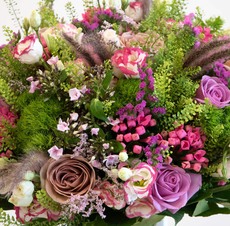 Saadiya 1 Pink and white bouquet close up