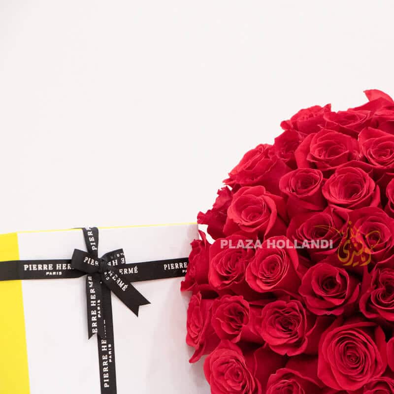 CF03A Red roses with Macarons