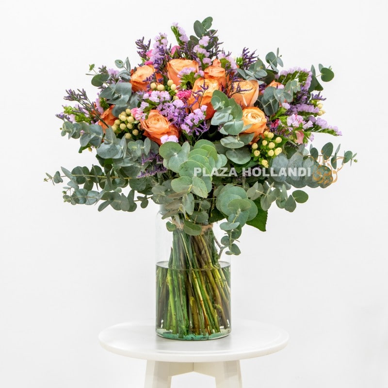 1 L flower bouquet in a glass vase