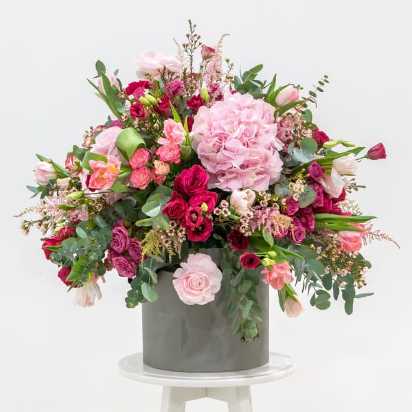 13.3 Plaza Hollandi hat box with pink, flowers and foliage