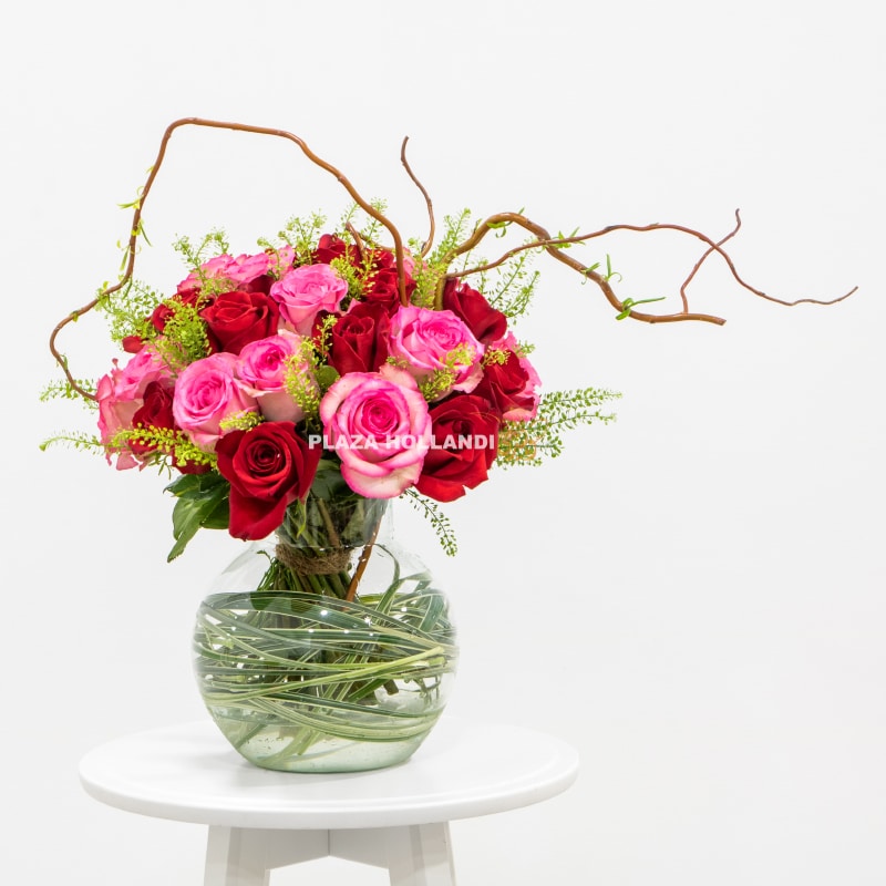 4.4 Mixed red & pink bouquet in a vase